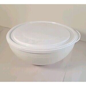 The Pampered Chef 9.5" Chillzanne Bowl with Lid